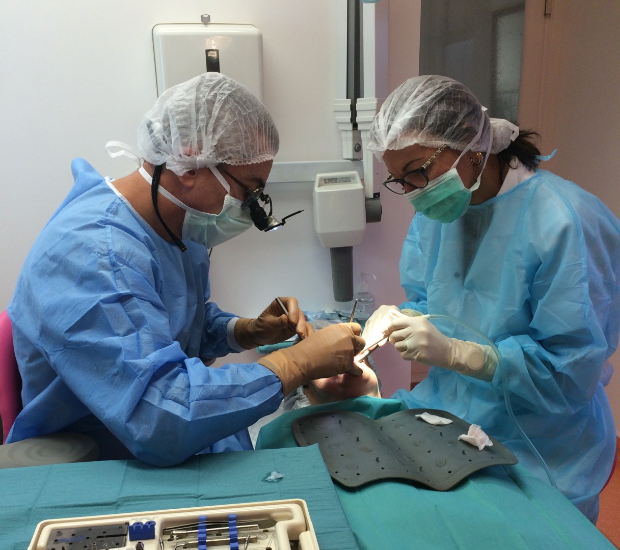 Travail à 6 mains en implantologie chirurgicale